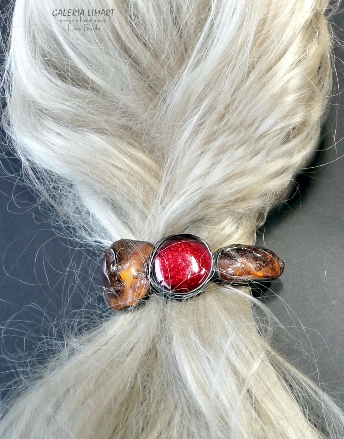 ęcznie wykonana unikatowa spinka do włosów z dwóch okazałych naturalnych bursztynów bałtyckich oraz  kaboszonu w cudnie rubinowym kolorze